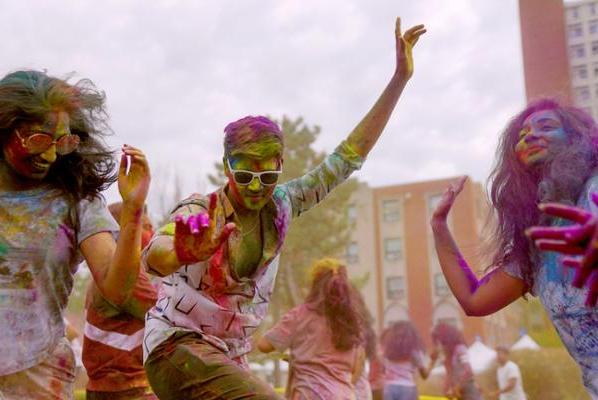 Chalk covered students celebrating 胡里节2023 on the quad